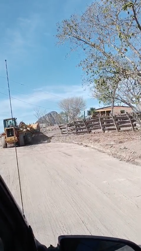 $!Carretera inconclusa y cara, la obra que Gobierno Sinaloa hace hacia El Trébol II, señalan