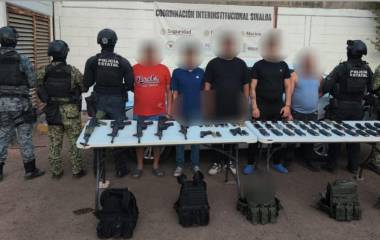 Los siete detenidos y el material bélico asegurado fueron puestos a disposición de las autoridades correspondientes.