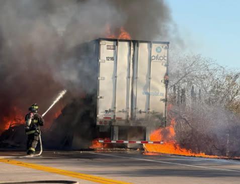 $!Incendio de tráiler provoca cierre de la autopista Tepic-Mazatlán; no se reportan personas lesionadas
