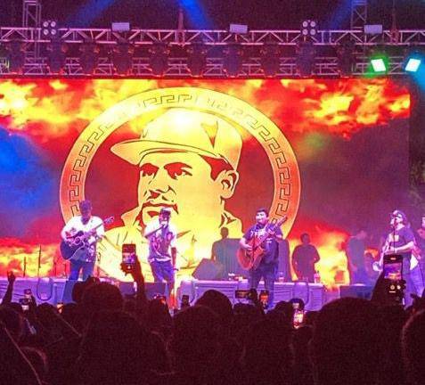 En el “8 Music Fest” se proyectaron imágenes que promueven la narcocultura.