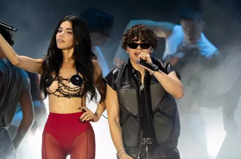 Kenia Os y Xavi compartieron escenario en los Premios Juventud 2026 para estrenar en vivo su colaboración “Malas Mañas”.