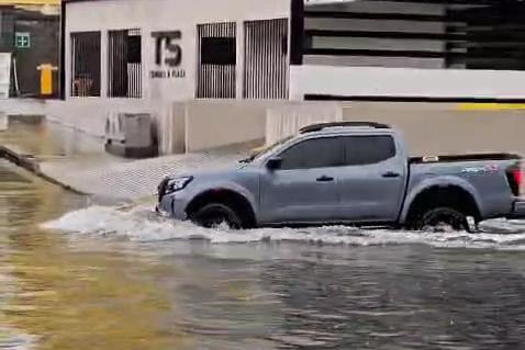 $!Una vez más se inunda la avenida Cruz Lizárraga tras constante lluvia en Mazatlán