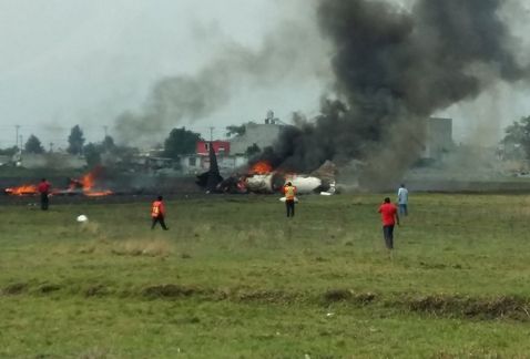 Se estrella jet en el aeropuerto de Toluca; hay al menos dos personas muertas