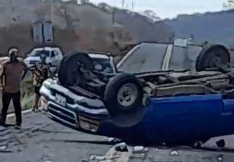 $!Mueren 2 personas en volcadura en la carretera Libre Mazatlán-Culiacán; 5 más fueron hospitalizados