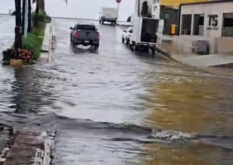 $!Una vez más se inunda la avenida Cruz Lizárraga tras constante lluvia en Mazatlán