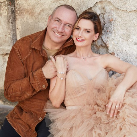 Altaír Jarabo responde a críticas por comprometerse con un hombre mucho mayor