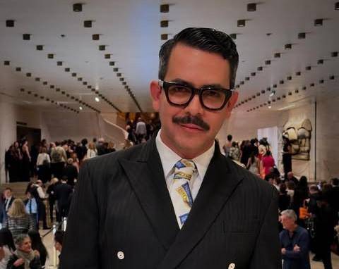 Manolo Caro recibe el Premio del Año en los Premios Aura 2025