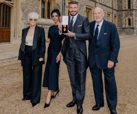 $!David Beckham acompañado de su esposa Victoria y sus padres.