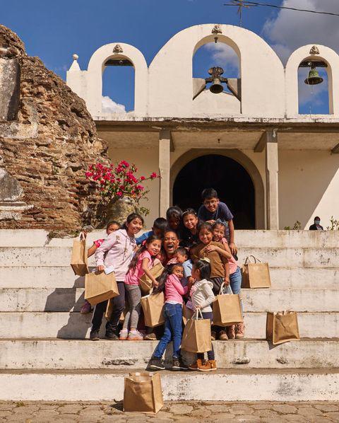 $!El actor convivió con niños a quienes obsequió algunos detalles.