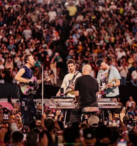 Lleva Coldplay esperanza a migrantes con su concierto en El Paso, Texas