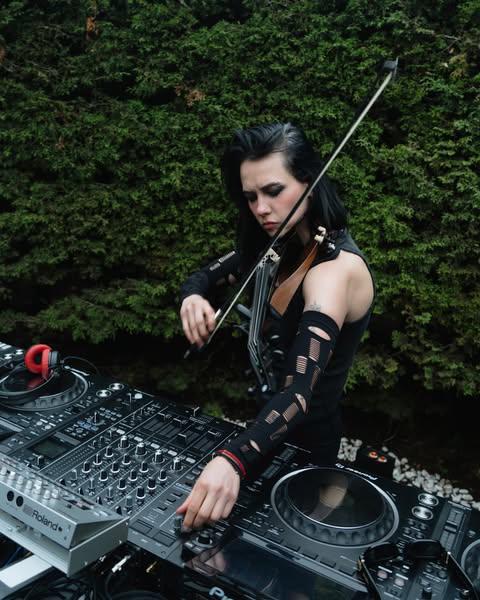 $!Mariana Bo fusiona la música electrónica con la de violín.