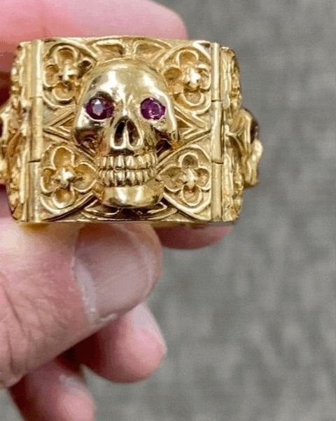 $!A través de su cuenta de Instagram, el actor presenta el nuevo anillo de su personaje Barney Ross.