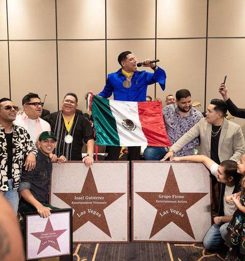 Presume Grupo Firme su estrella en el Paseo de Las Vegas