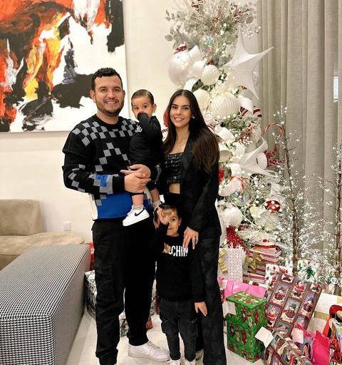 Disfrutan famosos una Navidad en familia