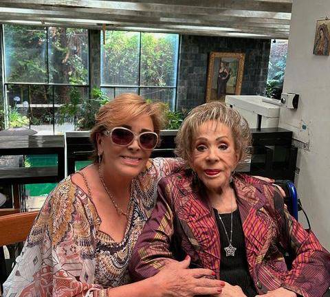 Sylvia Pasquel al lado de su madre Silvia Pinal.