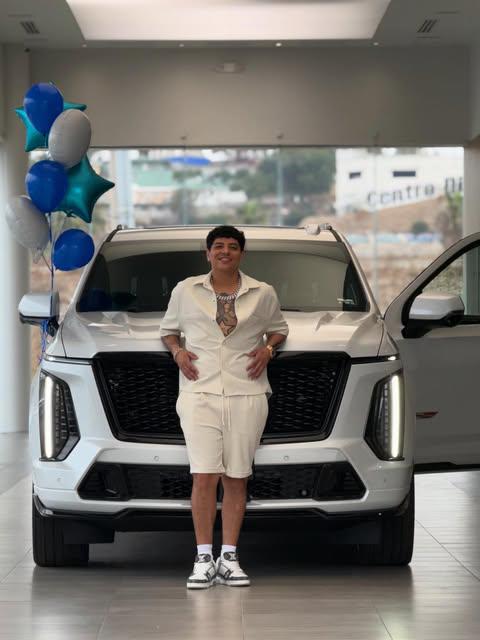 $!Uno de los regalos para el cantante, un auto de alta gama.