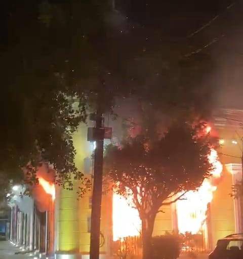 Se incendia inmueble a un costado del Museo de Arte de Mazatlán y este resulta dañado