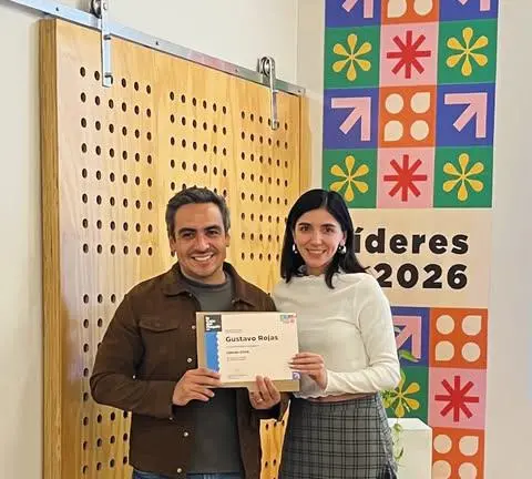 Gustavo Rojas recibió un reconocimiento de manos de Carmina Medina, directora de La Casa del Maquío, por su participación en el programa Líderes 2026.