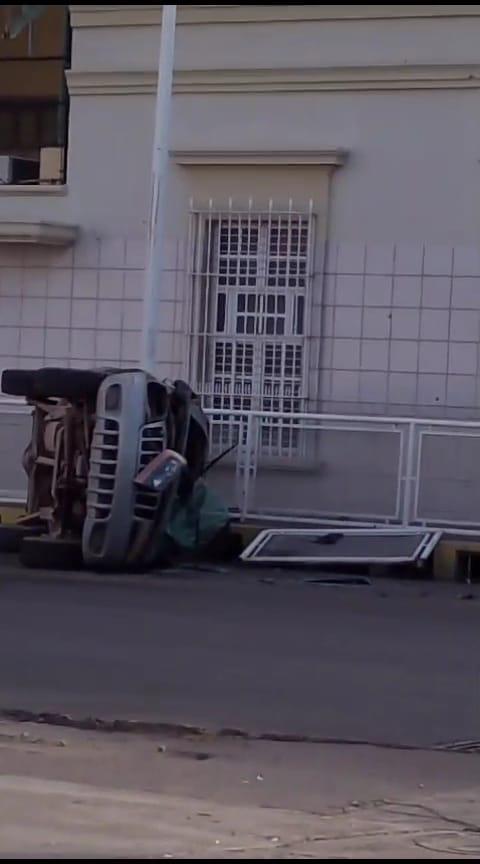 $!Choca contra valla metálica de escuela y vuelca en el Centro de Culiacán