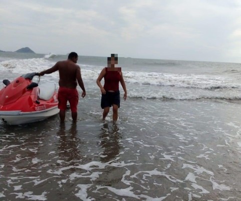 Rescata Escuadrón Acuático a dos personas que estaban a la deriva en un kayak en Mazatlán