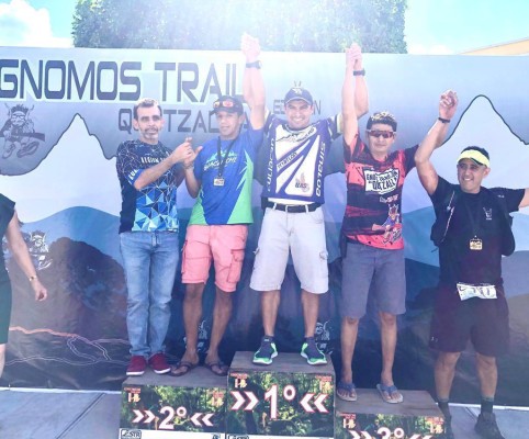 Gilberto Berrelleza Reyes luce en lo más alto del podio de la categoría Máster.