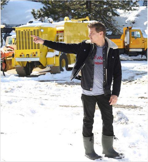 $!Sufre el actor Jeremy Renner un accidente mientras quitaba la nieve de su casa