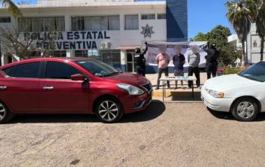 Agentes estatales aseguraron dosis de presunta droga y cargadores en un centro comercial de Culiacán.