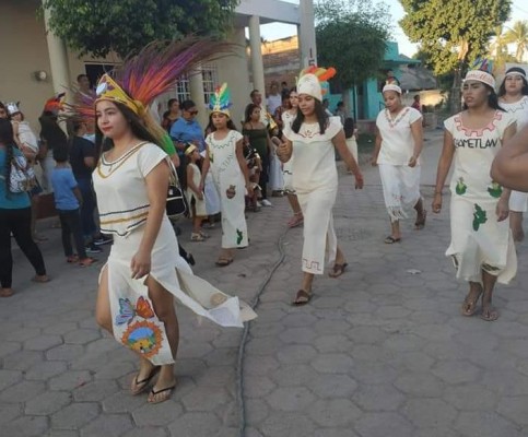 Realizan el desfile cívico - cultural en Chametla