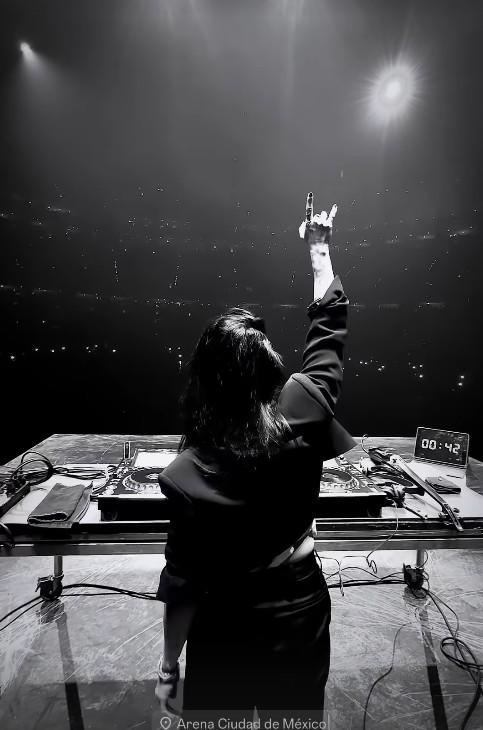 $!Mariana Bo al iniciar el primer concierto de Katy Perry en Ciudad de México.