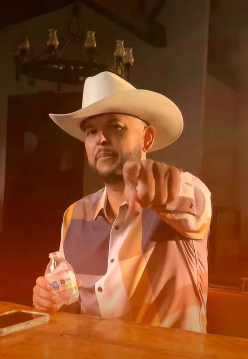 $!Toño Lizárraga invita al público a escuchar su nuevo sencillo.