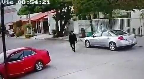 Momento en que el hombre se acerca al vehículo que se va a robar.