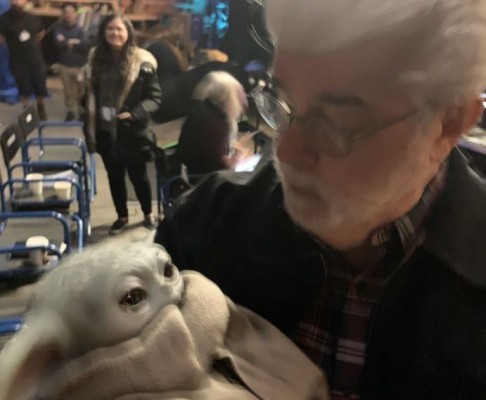 Imagen de George Lucas cargando a Baby Yoda rompe el internet