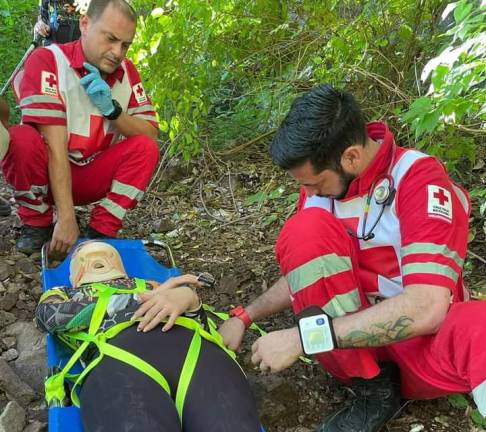 Mujer senderista se lesiona tras caer en las cascadas San Antonio, en Culiacán