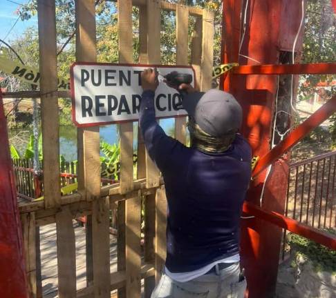 Al puente se le colocó un anuncio que menciona su cierre por reparación.