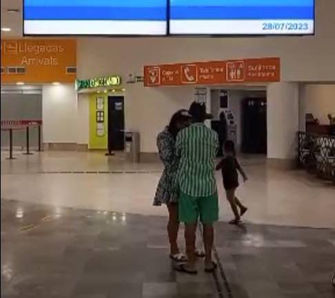 A causa de la tormenta registrada en Mazatlán, se suspendieron temporalmente las llegadas y salidas de los vuelos.