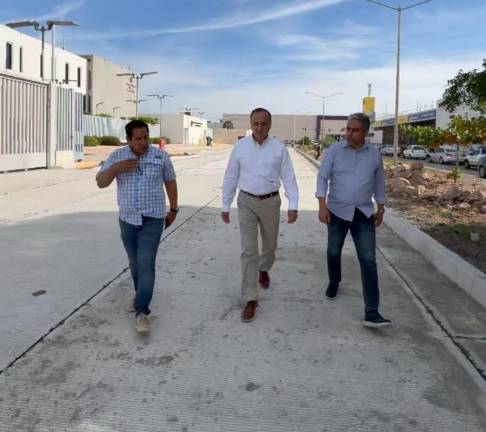 La comitiva de Obras Públicas y autoridades municipales visitó la colonia 28 de junio.