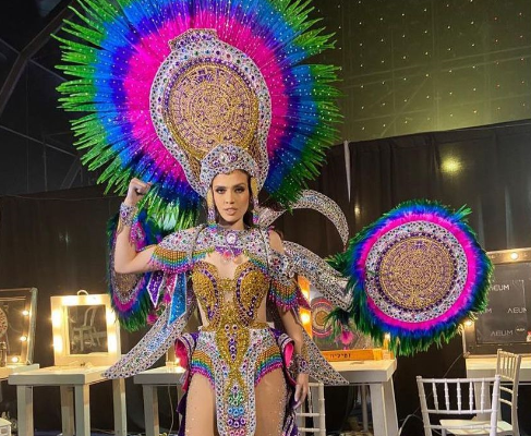 Débora Hallal, representante de México, luce un traje típico con cristales multicolor.