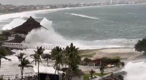 Huracán Nora provoca fuertes ráfagas de viento y caída de postes en Manzanillo