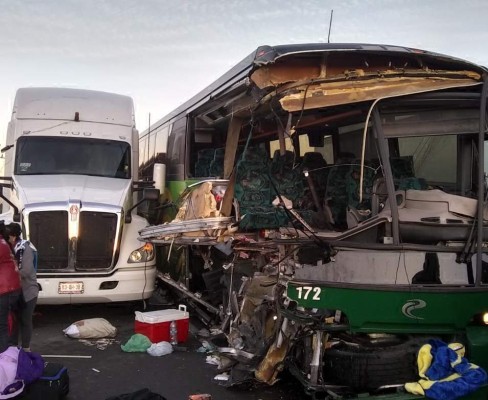 Autobús choca contra un tráiler en la autopista Mazatlán-Tepic; hay un muerto