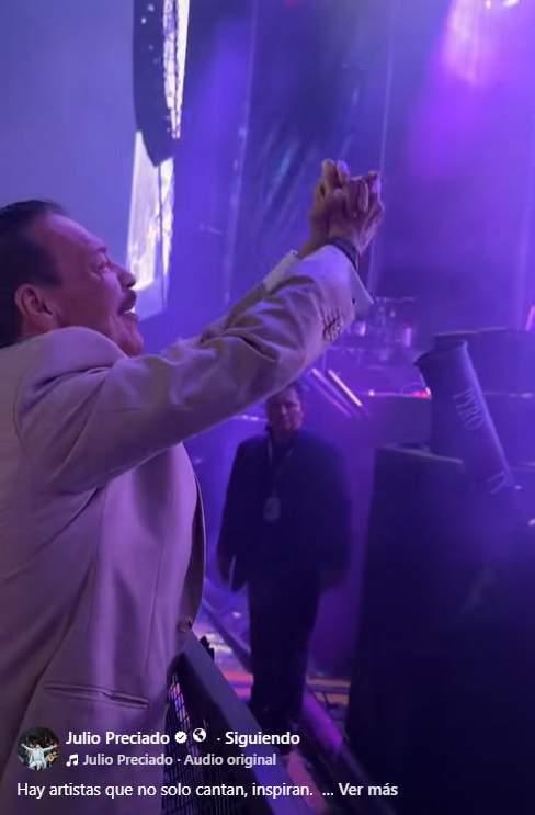 $!El cantante sinaloense disfrutó del espectáculo y compartió el momento con el público.