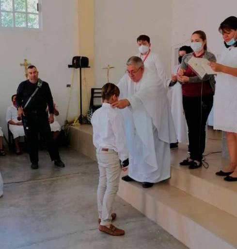 Comulga por primera vez