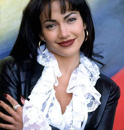 Jennifer Lopez rinde homenaje a Selena 25 años después de interpretarla