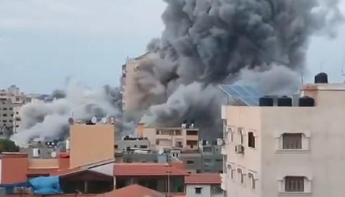 Destrucción de un edificio de la Franja de Gaza donde cayó un misil lanzado por Israel.