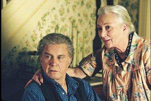 $!Los actores Cliff Robertson y Rosemary Harris interpretan los papeles del Tío Ben y la Tía May.