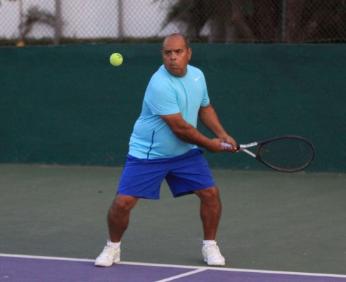 Allanan tenistas camino a las finales de la Copa Corona