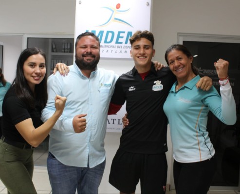 Boxeador Marco Verde recibe apoyo del Imdem para viajar a Ecuador