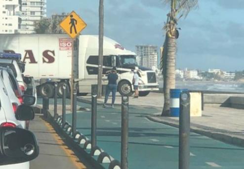 Tráiler se sube a ciclovía del malecón en Mazatlán, provoca daños y lo remiten a la Policía Municipal