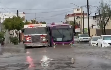 Bomberos de La Paz rescataron a 30 pasajeros de un camión urbano atrapado por las corrientes generadas por las lluvias este viernes.