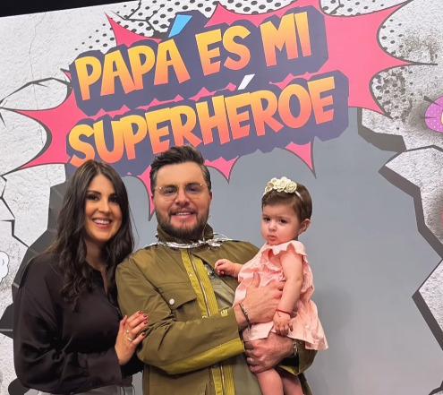 $!Paúl Stanley celebró su primer Día del Padre con una imagen en la que aparece con su esposa e hija.