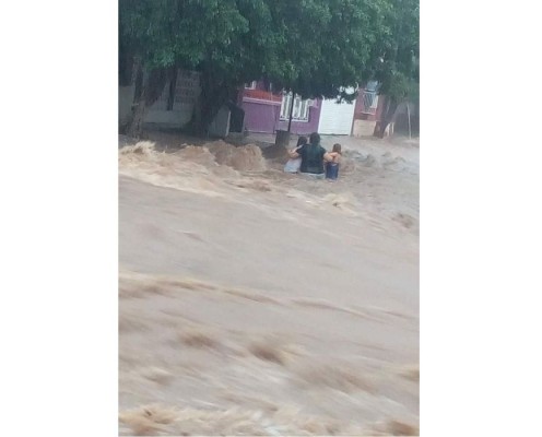 Ven heroísmo en Carmen y Andrea; por salvar una vida, las arrastró la corriente